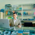 Pemilik bisnis jasa sedang mendiskusikan proyek dan pengerjaan layanan dengan klien di meja kerja