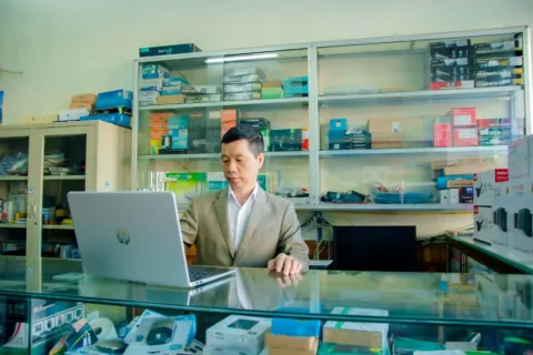 Pemilik bisnis jasa sedang mendiskusikan proyek dan pengerjaan layanan dengan klien di meja kerja
