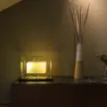 Cara memilih lampu hias ruangan yang fungsional dan hemat energi dengan lampu gantung minimalis di ruang tamu