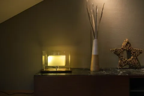 Cara memilih lampu hias ruangan yang fungsional dan hemat energi dengan lampu gantung minimalis di ruang tamu