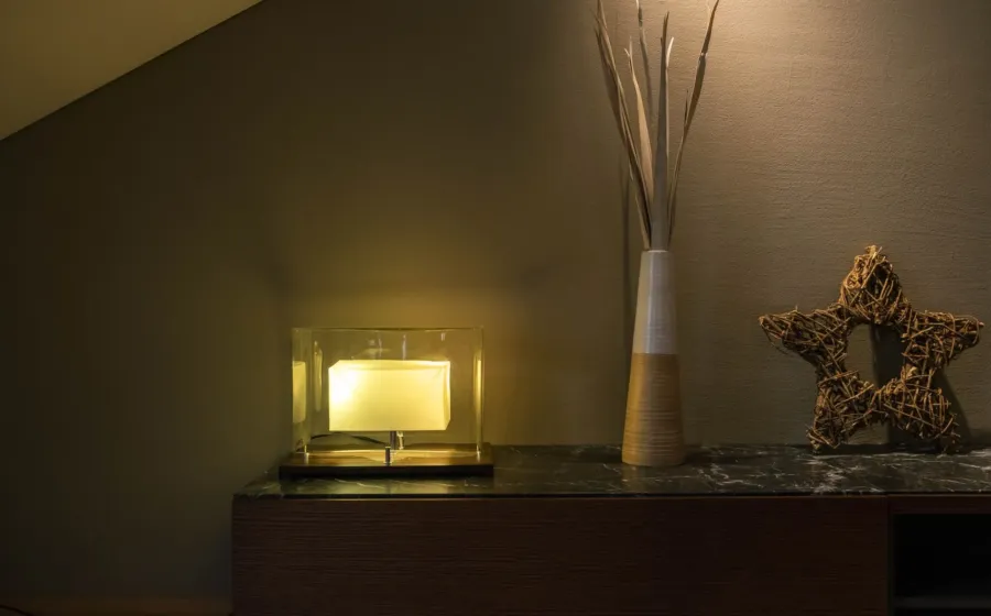Cara memilih lampu hias ruangan yang fungsional dan hemat energi dengan lampu gantung minimalis di ruang tamu