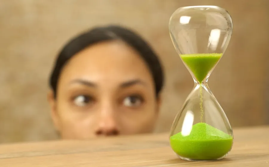 Ibu sedang menerapkan cara mengajarkan anak sabar menggunakan timer visual di meja makan