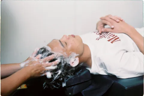 Seseorang sedang merawat kulit kepala sebagai cara mengatasi rambut berminyak