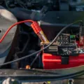 Teknisi mengecek tegangan aki saat perawatan sistem kelistrikan motor