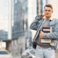 Gaya berpakaian ke kampus pria dan wanita dengan kemeja overshirt kasual dan sepatu sneakers