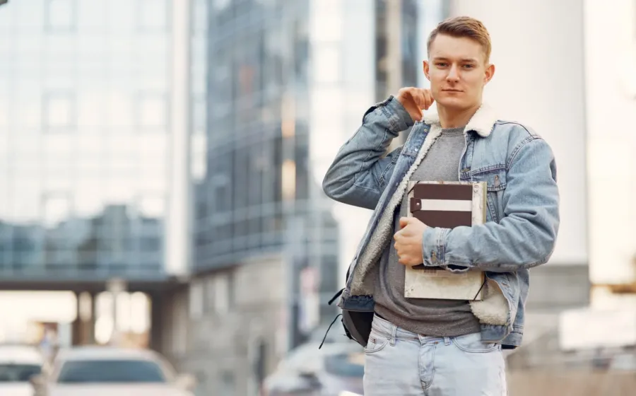 Gaya berpakaian ke kampus pria dan wanita dengan kemeja overshirt kasual dan sepatu sneakers
