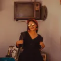 Gaya berpakaian retro kasual dengan kemeja motif dan celana jins high waist