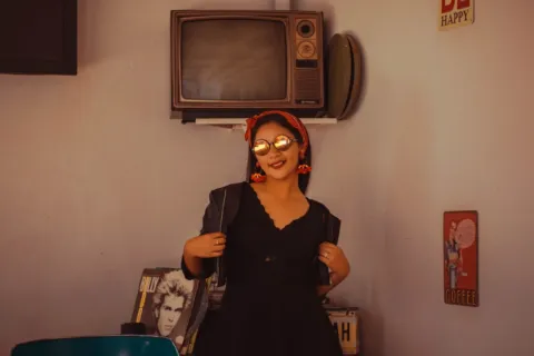 Gaya berpakaian retro kasual dengan kemeja motif dan celana jins high waist