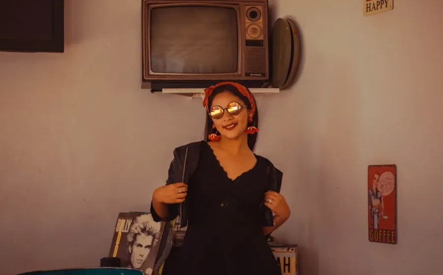 Gaya berpakaian retro kasual dengan kemeja motif dan celana jins high waist