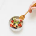 Menu kebiasaan sarapan sehat berisi oatmeal potongan pisang dan telur rebus di atas meja
