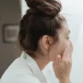 Seseorang sedang membasuh wajah dengan air mengalir untuk mendapatkan manfaat cuci muka yang benar