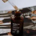 Pengaplikasian serum hyaluronic acid untuk menjaga kelembapan dan hidrasi kulit wajah agar kenyal