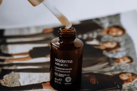 Pengaplikasian serum hyaluronic acid untuk menjaga kelembapan dan hidrasi kulit wajah agar kenyal