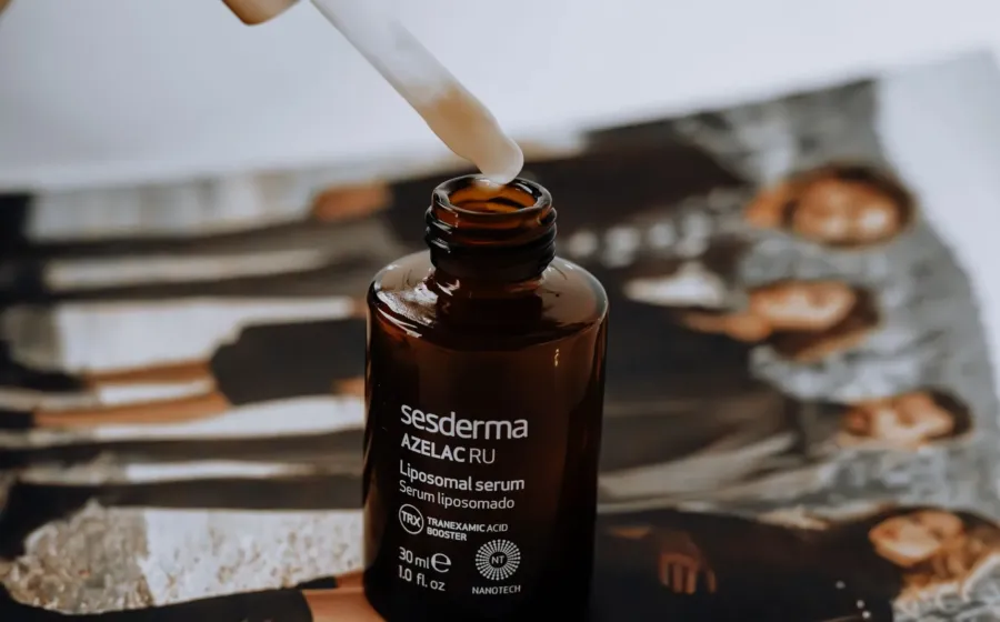 Pengaplikasian serum hyaluronic acid untuk menjaga kelembapan dan hidrasi kulit wajah agar kenyal