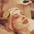 Irisan timun segar untuk masker wajah alami penyejuk kulit