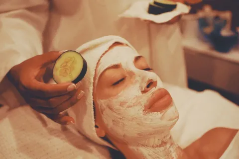 Irisan timun segar untuk masker wajah alami penyejuk kulit