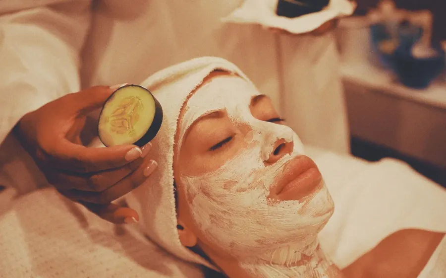 Irisan timun segar untuk masker wajah alami penyejuk kulit