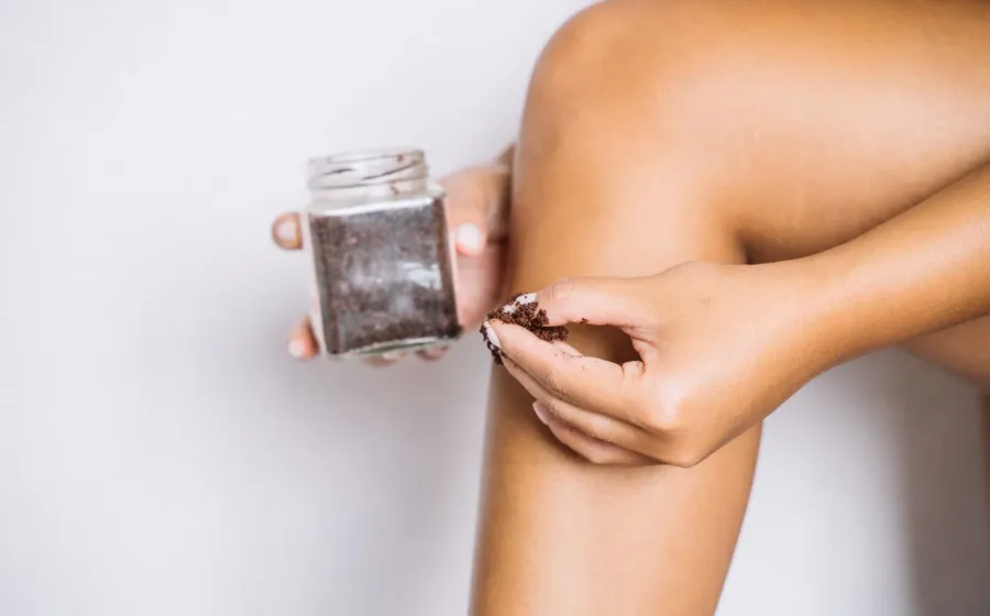 Racikan bahan scrub tubuh alami berbahan ampas kopi dan minyak zaitun dalam wadah kayu