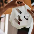 Seorang wanita menikmati manfaat sheet mask rutin untuk melembapkan kulit wajah