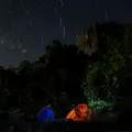 Tenda terpasang rapi di area panduan wisata camping ground Sukabumi dengan latar belakang pepohonan asri