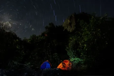 Tenda terpasang rapi di area panduan wisata camping ground Sukabumi dengan latar belakang pepohonan asri