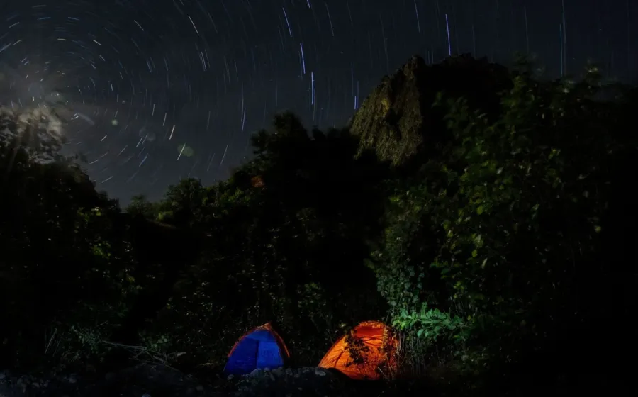 Tenda terpasang rapi di area panduan wisata camping ground Sukabumi dengan latar belakang pepohonan asri