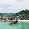 Suasana dermaga kapal kayu penyeberangan menuju Kepulauan Seribu dengan latar pantai pasir putih