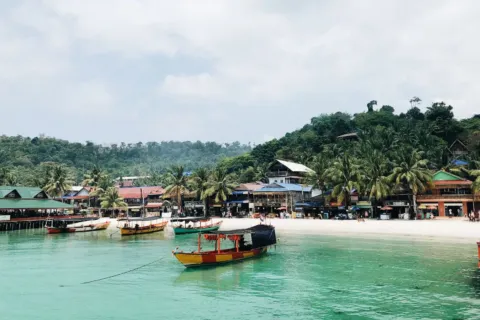 Suasana dermaga kapal kayu penyeberangan menuju Kepulauan Seribu dengan latar pantai pasir putih