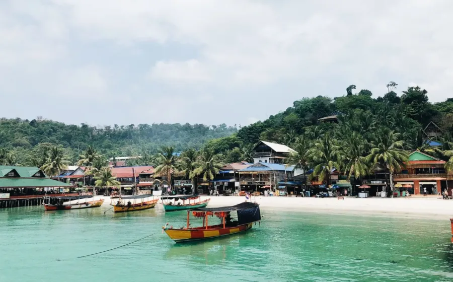 Suasana dermaga kapal kayu penyeberangan menuju Kepulauan Seribu dengan latar pantai pasir putih