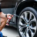 Perawatan pelek mobil agar tidak baret menggunakan kuas halus dan sabun pembersih khusus