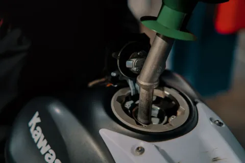 Perawatan tangki bensin motor untuk membersihkan karat dan kotoran endapan