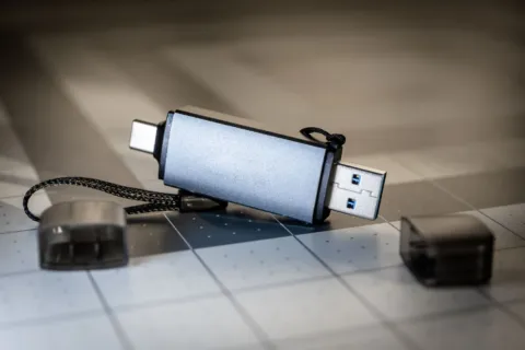 Pilihan rekomendasi flashdisk kapasitas besar 512GB dan 1TB terpasang pada laptop