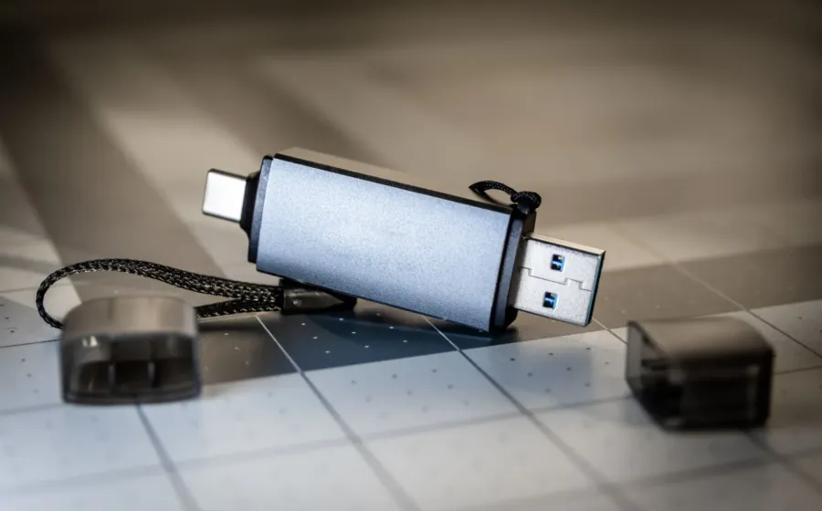 Pilihan rekomendasi flashdisk kapasitas besar 512GB dan 1TB terpasang pada laptop