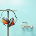 Seseorang sedang memakai rekomendasi headphone peredam bising saat bekerja fokus di depan laptop