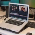Rekomendasi laptop untuk editing video sedang digunakan untuk mengedit timeline video 4K