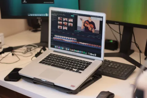Rekomendasi laptop untuk editing video sedang digunakan untuk mengedit timeline video 4K