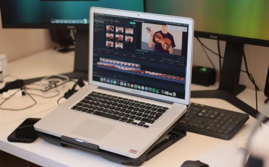 Rekomendasi laptop untuk editing video sedang digunakan untuk mengedit timeline video 4K