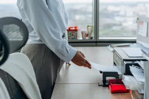 Rekomendasi printer untuk usaha kecil di atas meja kerja toko