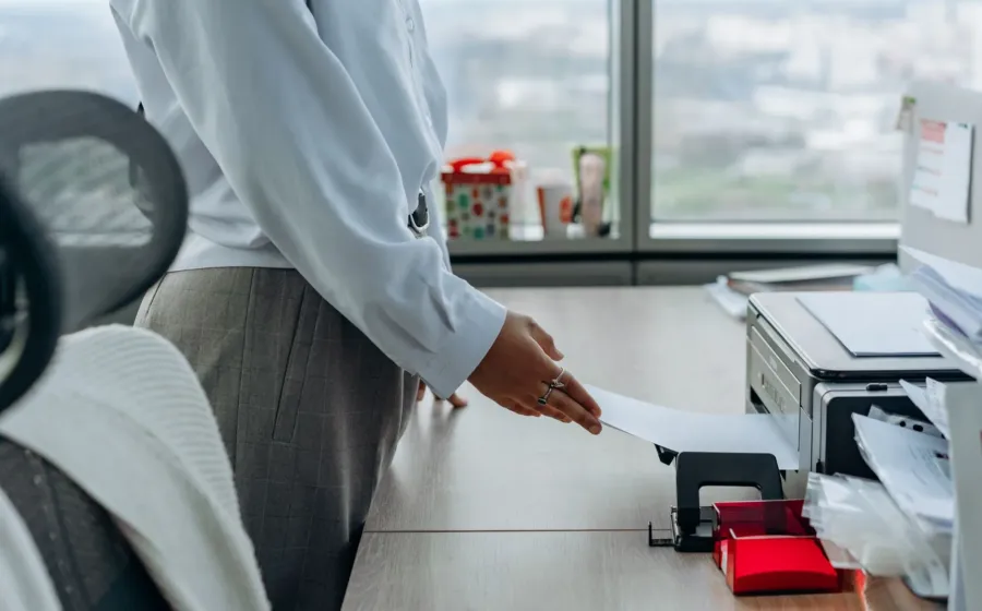Rekomendasi printer untuk usaha kecil di atas meja kerja toko