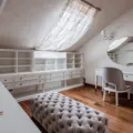 Meja rias minimalis warna putih dengan cermin LED di kamar tidur