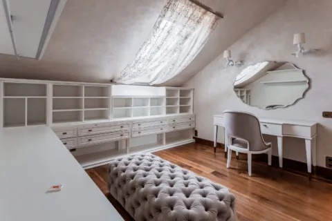 Meja rias minimalis warna putih dengan cermin LED di kamar tidur