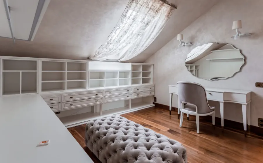 Meja rias minimalis warna putih dengan cermin LED di kamar tidur
