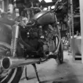 Proses perawatan knalpot motor untuk membersihkan karat agar performa mesin tetap fungsional