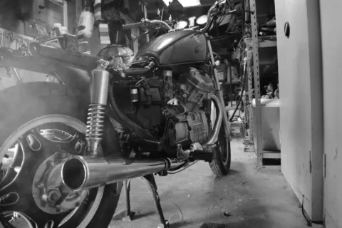 Proses perawatan knalpot motor untuk membersihkan karat agar performa mesin tetap fungsional