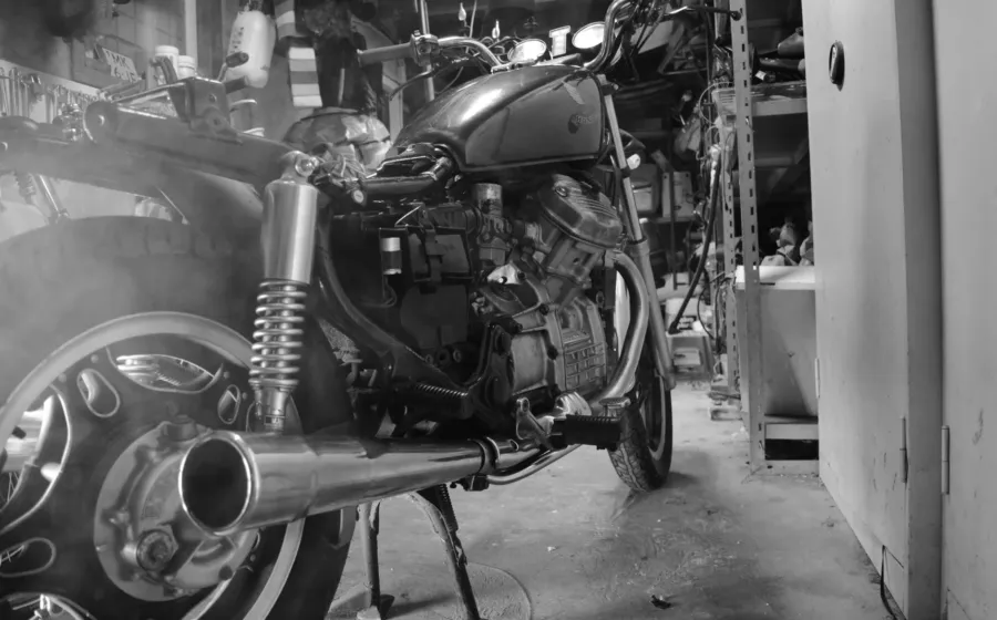 Proses perawatan knalpot motor untuk membersihkan karat agar performa mesin tetap fungsional